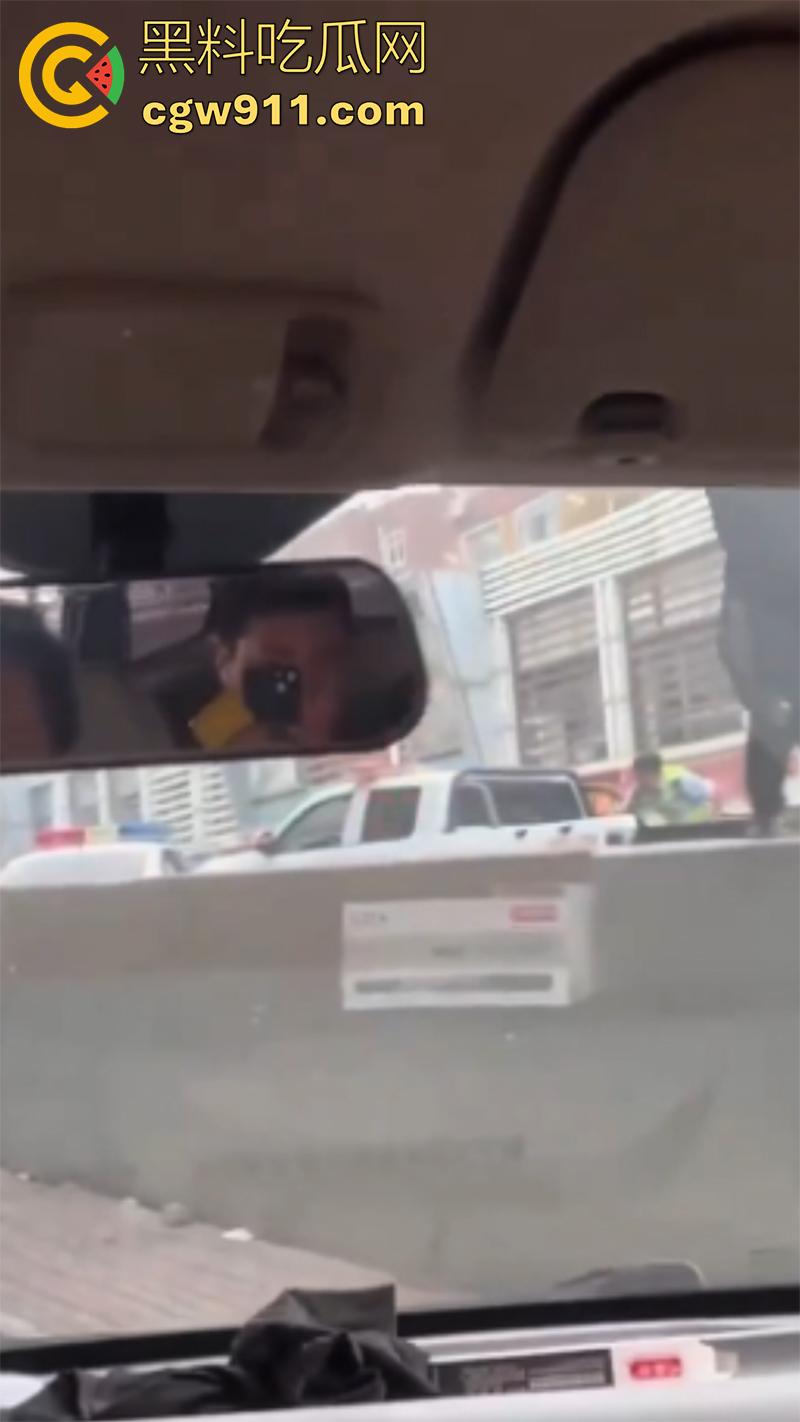 石家庄和平路高架,一男子抢夺了一辆警车,一路连撞数人,最终被多辆警车合力逼停,现场多人受伤。-7