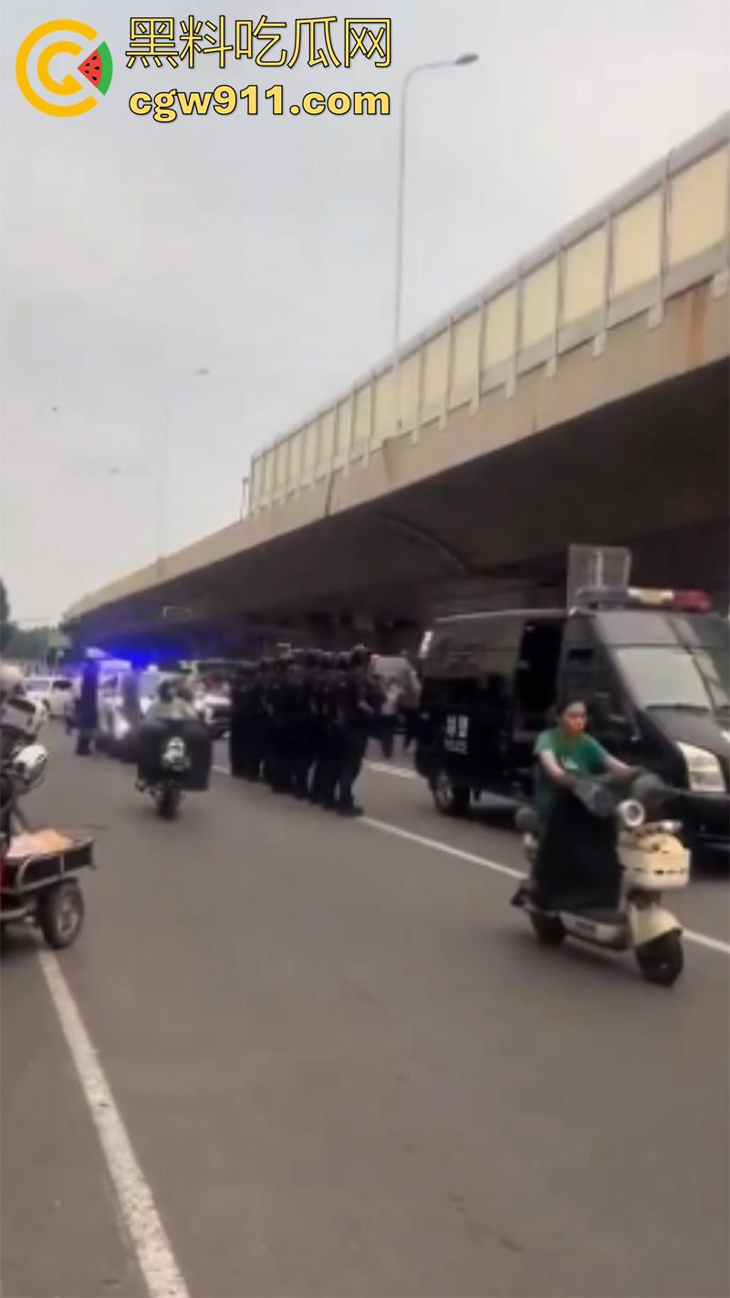 石家庄和平路高架,一男子抢夺了一辆警车,一路连撞数人,最终被多辆警车合力逼停,现场多人受伤。-8