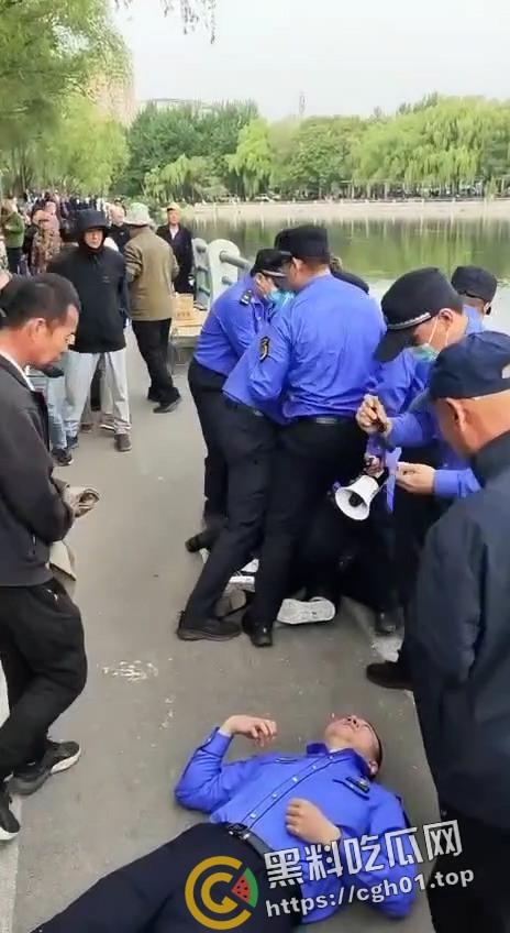 沈阳鲁园大爷板砖掀飞城管现场！暴躁大爷板砖教训嚣张城管 当场脑袋开瓢 东北大爷就是彪悍-5