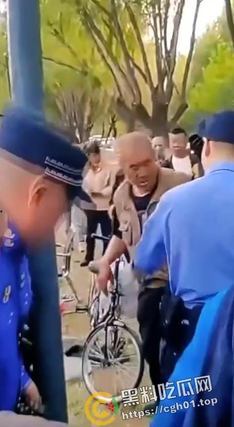 沈阳鲁园大爷板砖掀飞城管现场！暴躁大爷板砖教训嚣张城管 当场脑袋开瓢 东北大爷就是彪悍-7