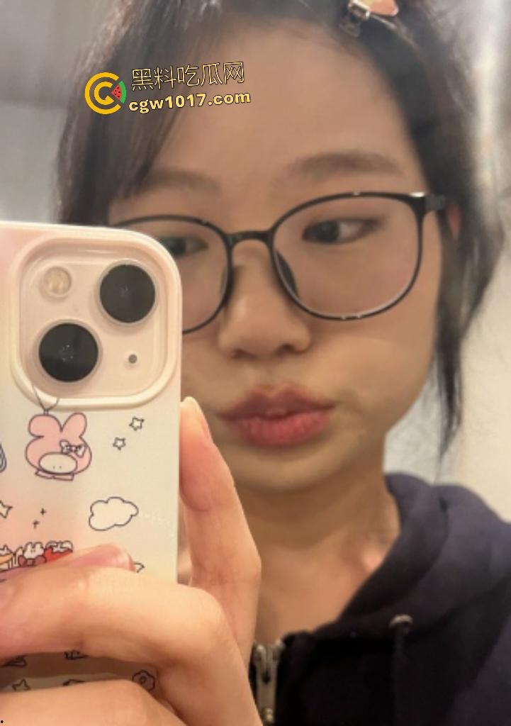 萝莉大学生淫乱双飞，被金主按在浴室玻璃门后入，奶子压爆玻璃，床上被鸡巴前后夹击，口交还微笑发骚！-1