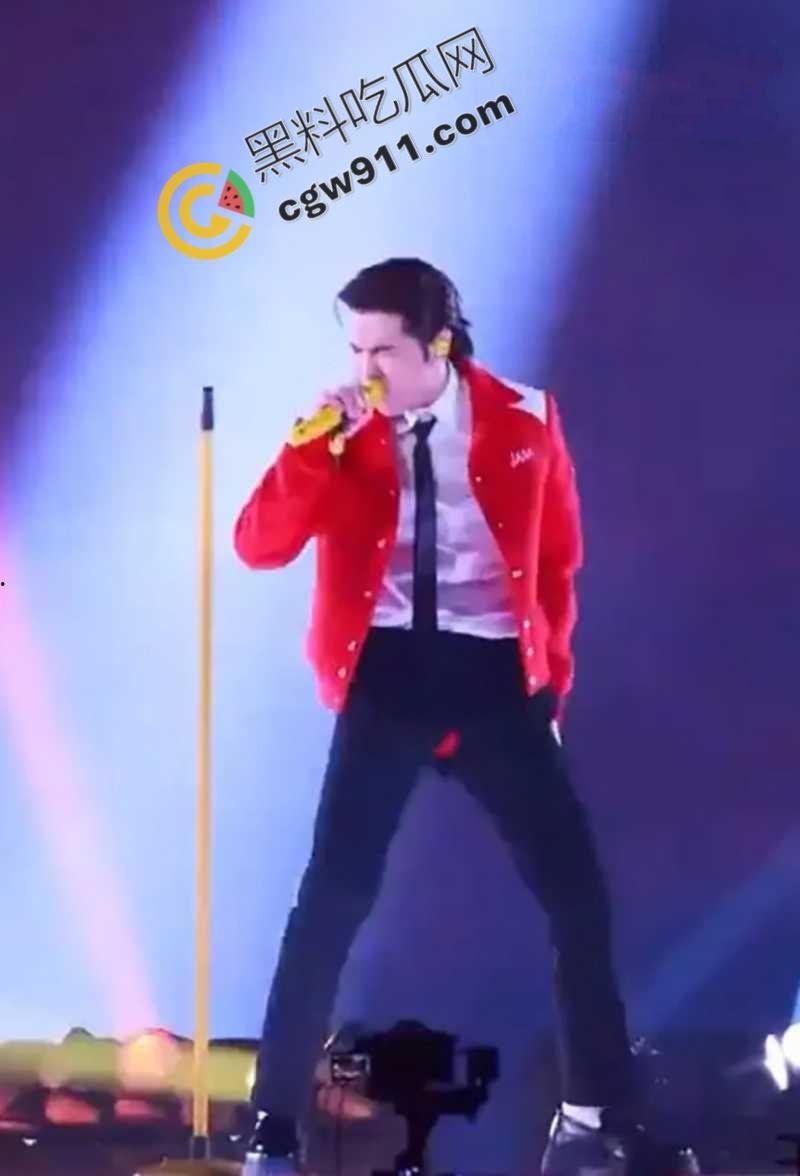 顶流歌星【萧敬腾】大巨蛋演唱会陷入“胯间危机”！因为动作太大，裤子都塌了，红内裤暴露惊呆歌迷-2