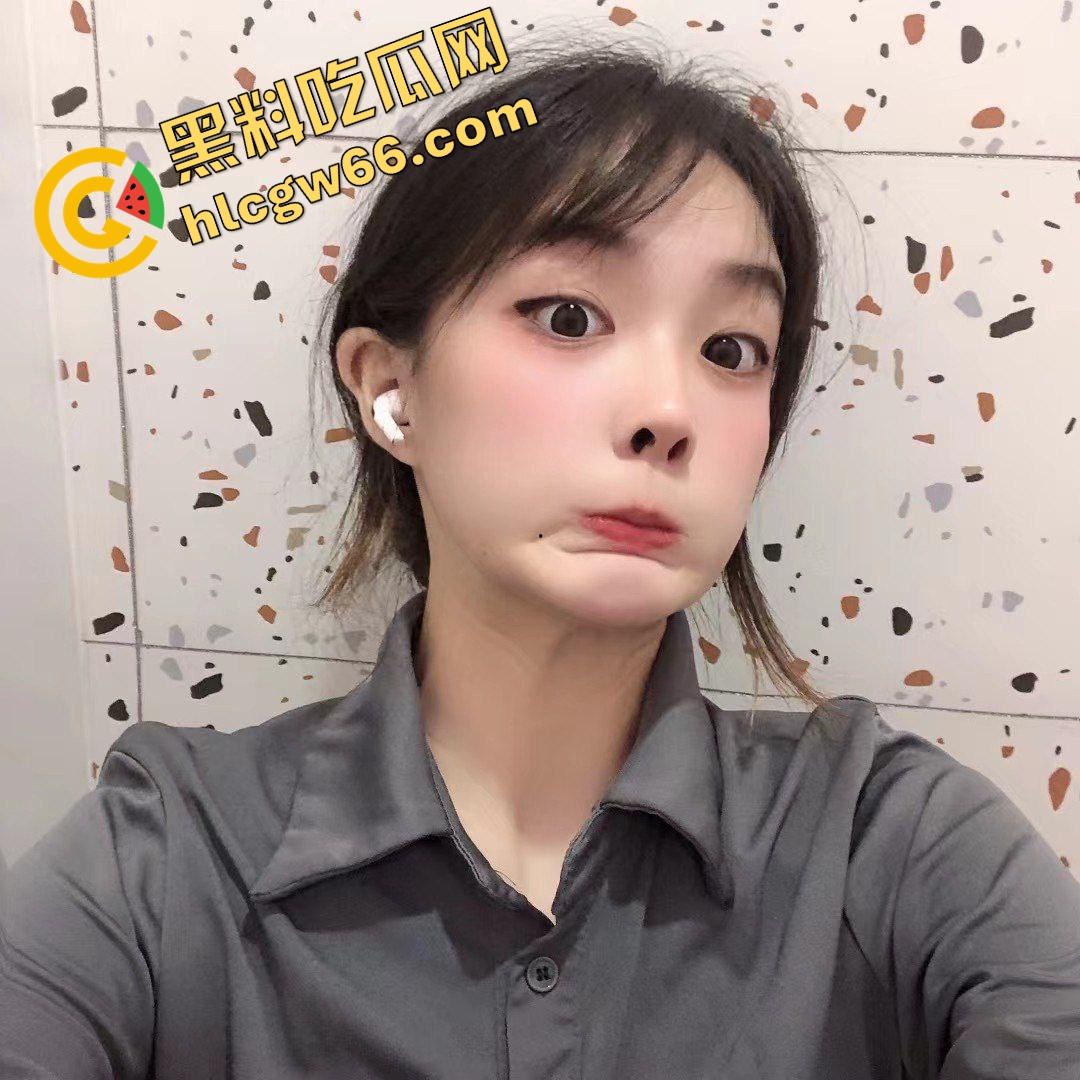 邯郸母狗『赵惠淼』穿汉服装清纯骗感情，背着男友偷肏被操上瘾，红黑开档丝袜跪舔口爆中出爽翻天！-4