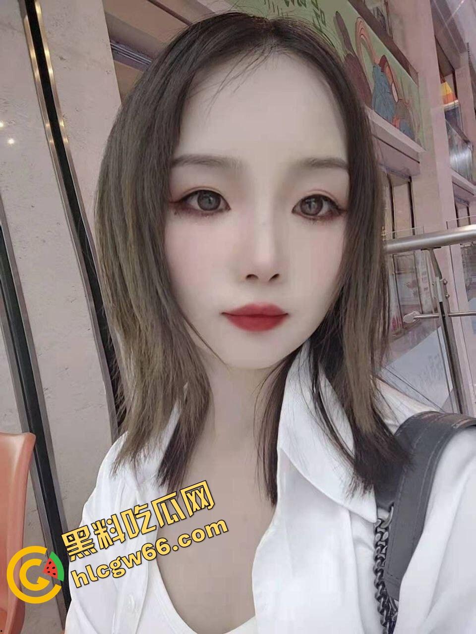 昆明骚货【闫冰冰】27岁汽车销售,已婚不戴套偷干,穿职业装搞到喷水,屁眼湿得反光!-1