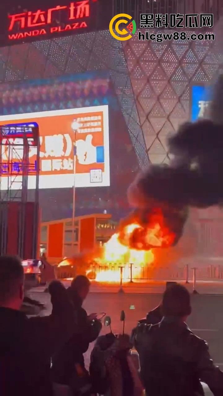 广州南村万博警车大火狂烧成火球,现场围满吃瓜群众狂拍视频,这火势真是牛逼大了!-2