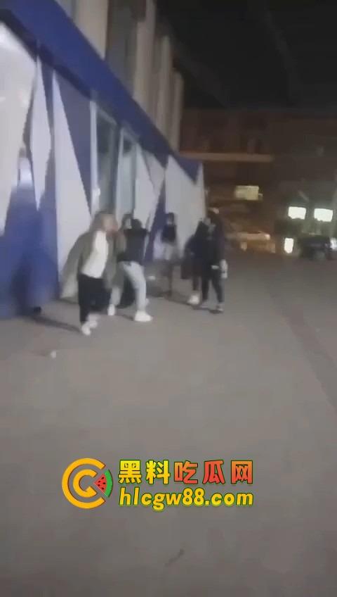 哈尔滨精神小伙大战精神小妹，化最丑的妆打最狠的架，地上全是血，社会摇直接进化成血战街头！-2