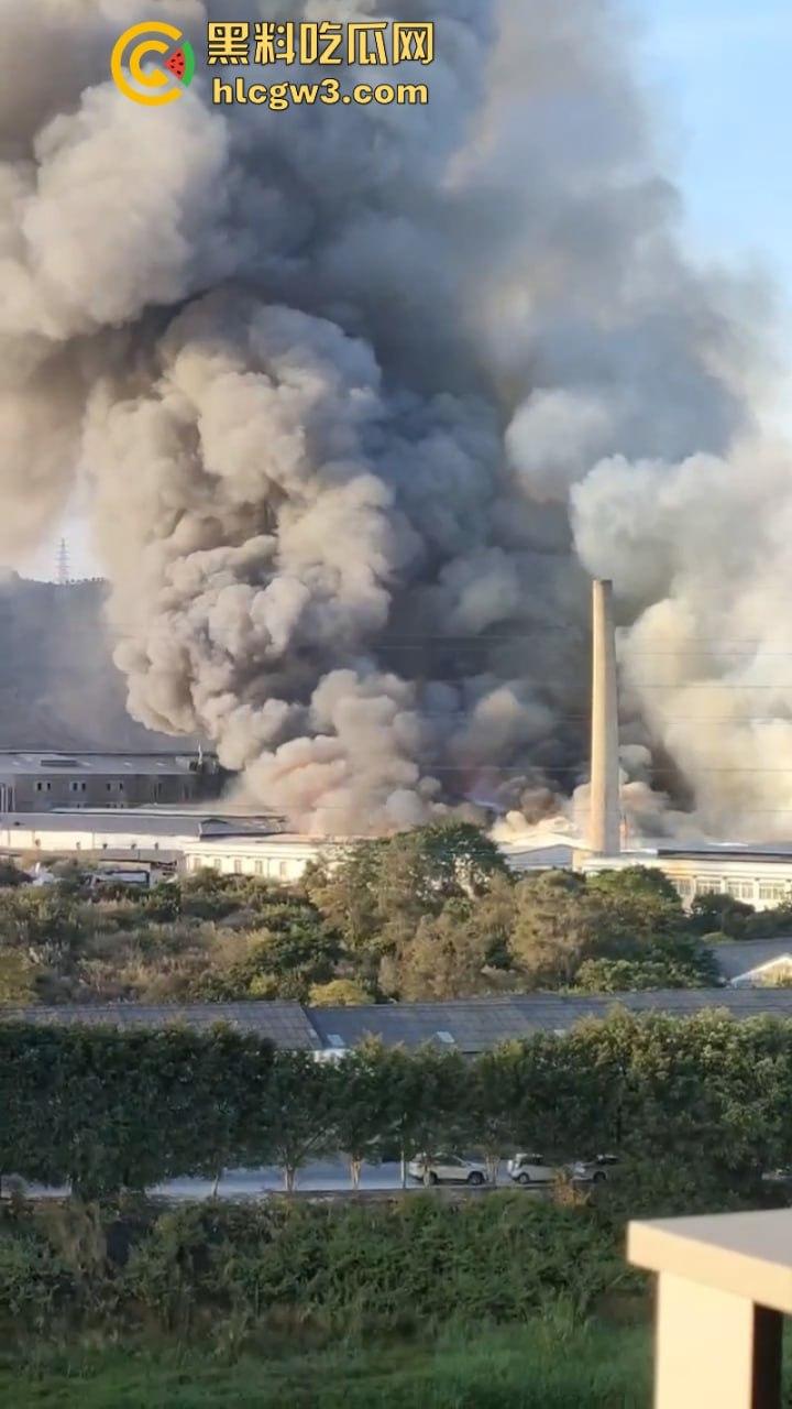 广东潮州星和纸箱厂夜间突发大火 现场浓烟滚滚热浪灼人 从早烧到黑 第一视角视频曝光 有人在喊“救命”？-9
