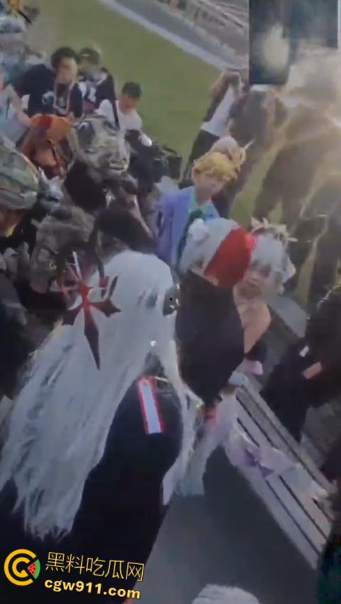 成都动漫展爆冲突，作者涉嫌洗白731部队罪行，cos男子被围堵怒摘假发，现场群情激愤唱爱国歌 ！-6