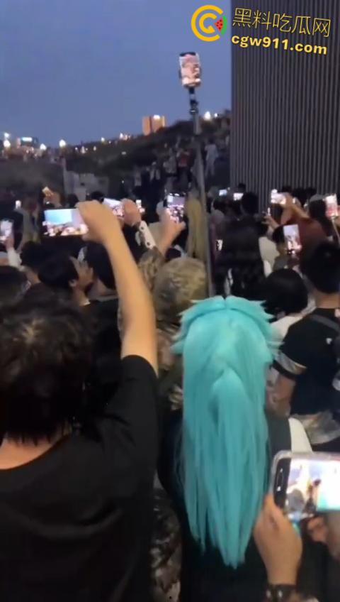 成都动漫展爆冲突，作者涉嫌洗白731部队罪行，cos男子被围堵怒摘假发，现场群情激愤唱爱国歌 ！-7