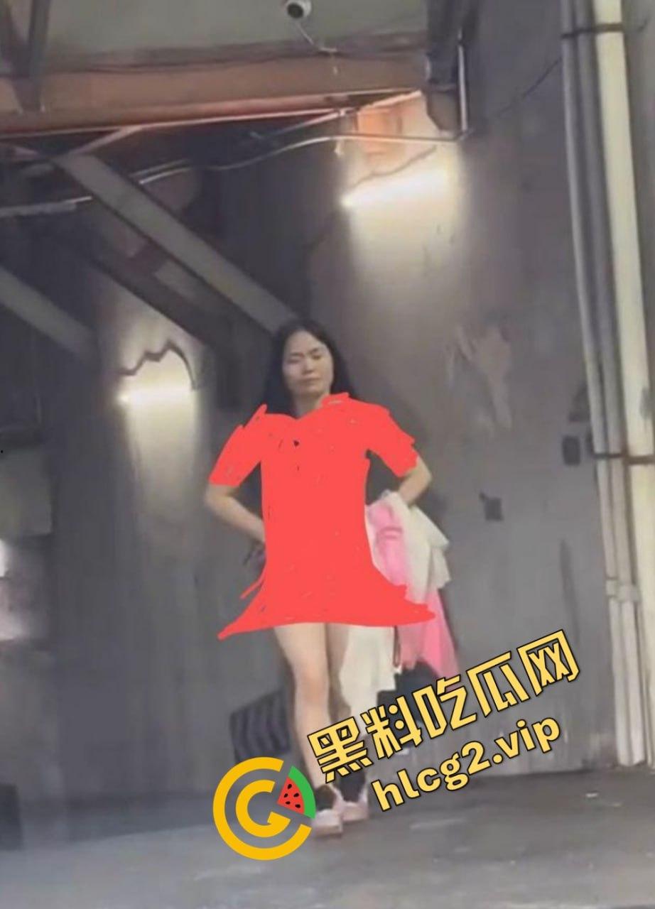 长沙解放西惊现全裸少妇！从地下停车场一丝不挂走上来！是主人的任务还是醉酒闹剧呢？-4