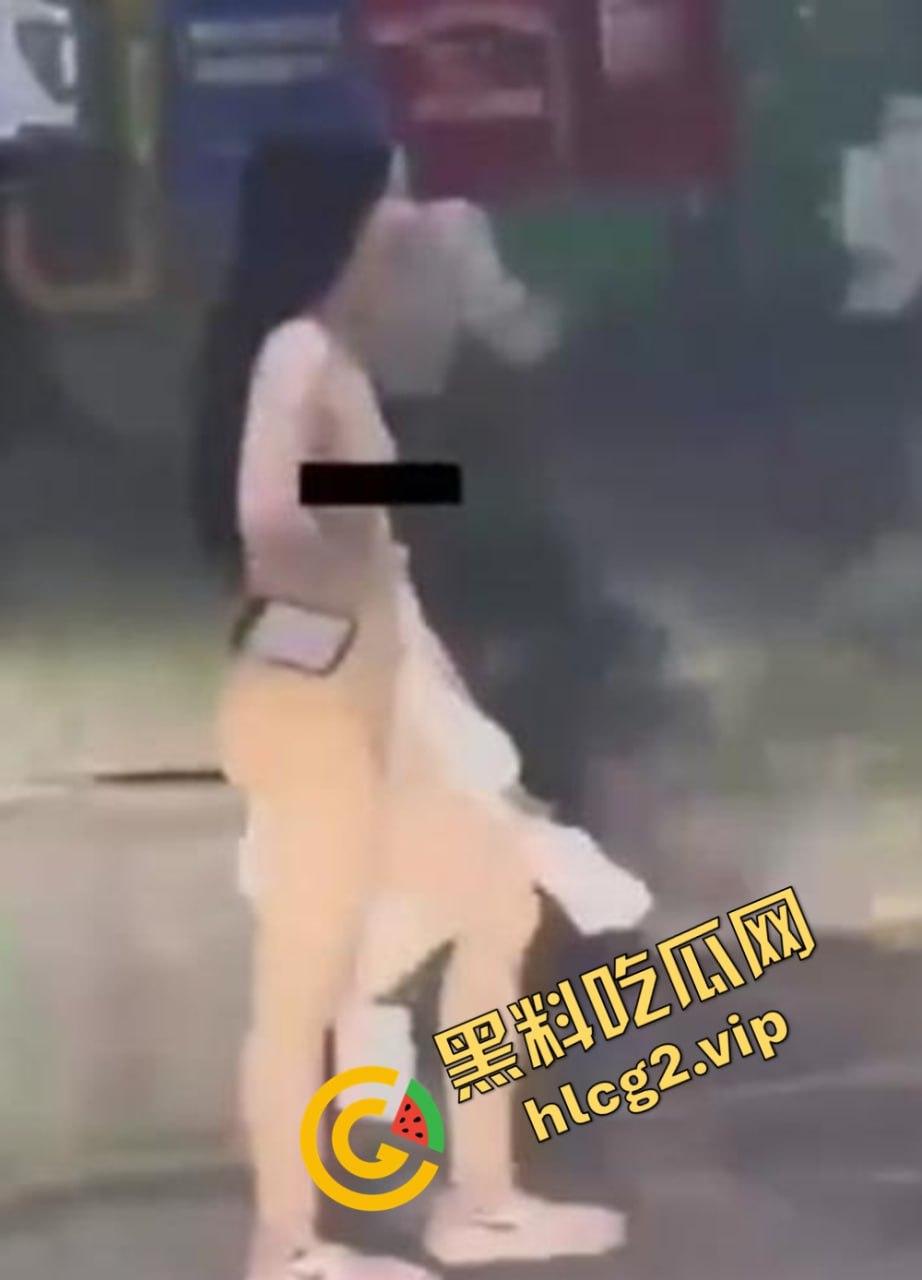 长沙解放西惊现全裸少妇！从地下停车场一丝不挂走上来！是主人的任务还是醉酒闹剧呢？-8