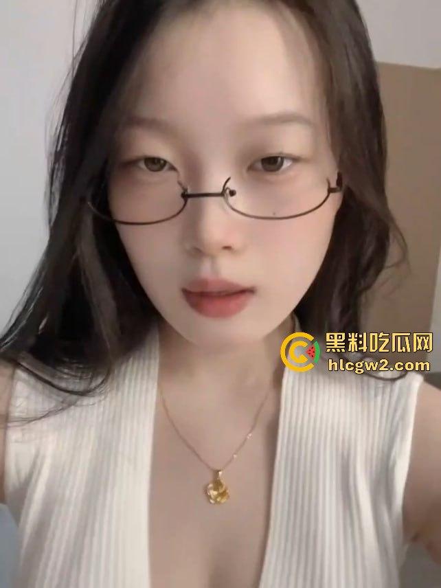 快手网红【玫瑰888】大秀完美身姿，榜一大哥怒砸重金却只给看不给草，爆料全因不爽！-4