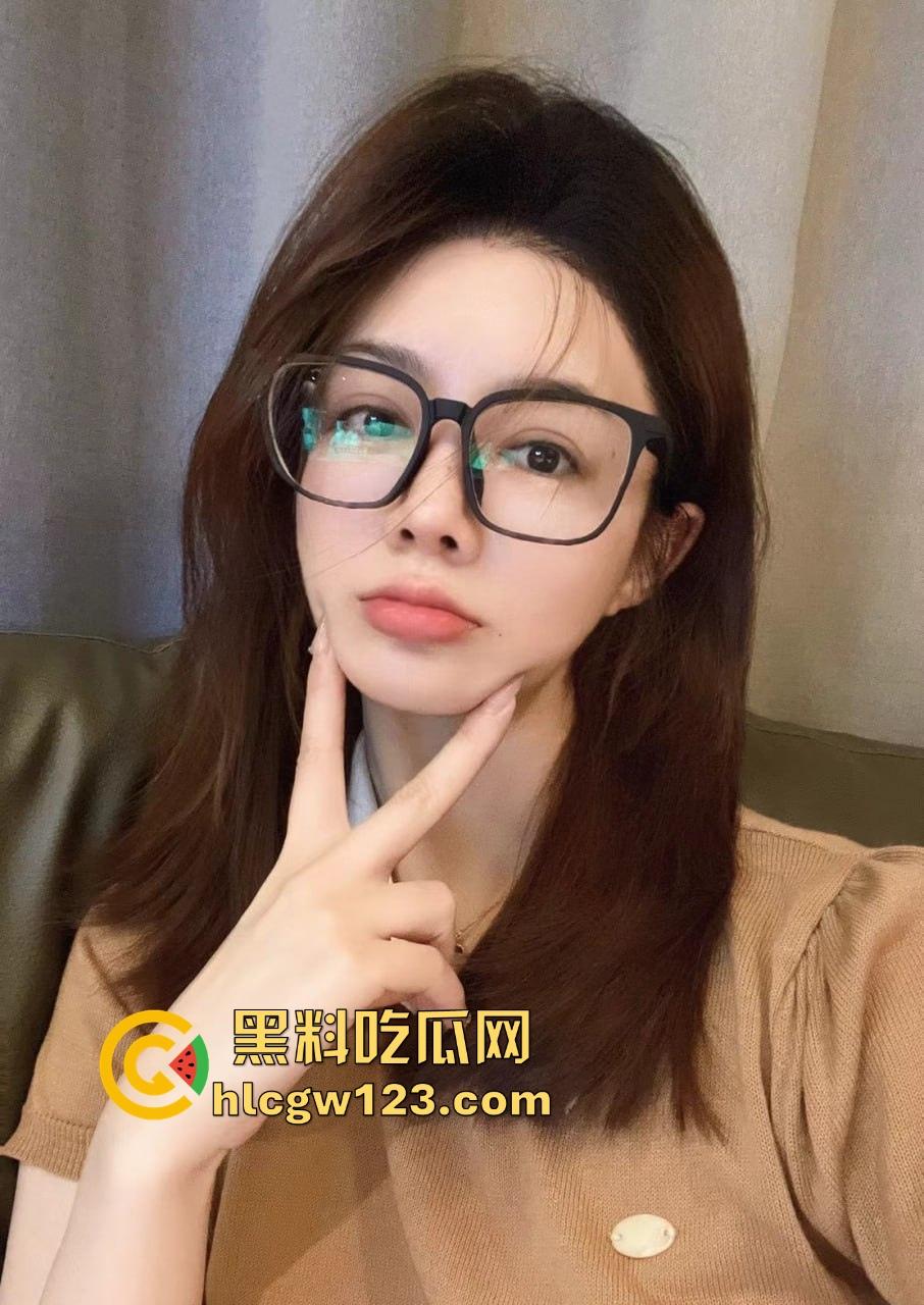 南京女秘书请假说去汇报方案，转身就跟金主爸爸开房，趴窗边奶子半露掀裙就开操，酒店落地窗上全是水！-4