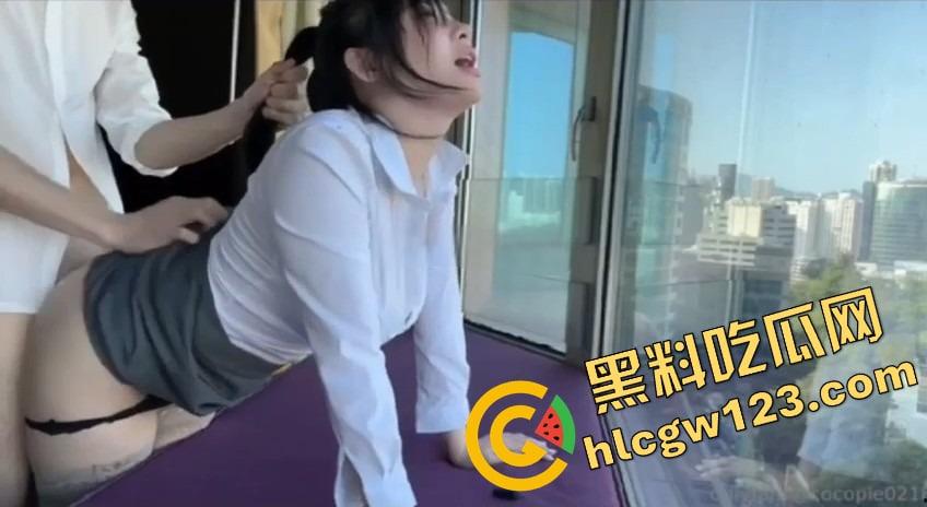 南京女秘书请假说去汇报方案，转身就跟金主爸爸开房，趴窗边奶子半露掀裙就开操，酒店落地窗上全是水！-11