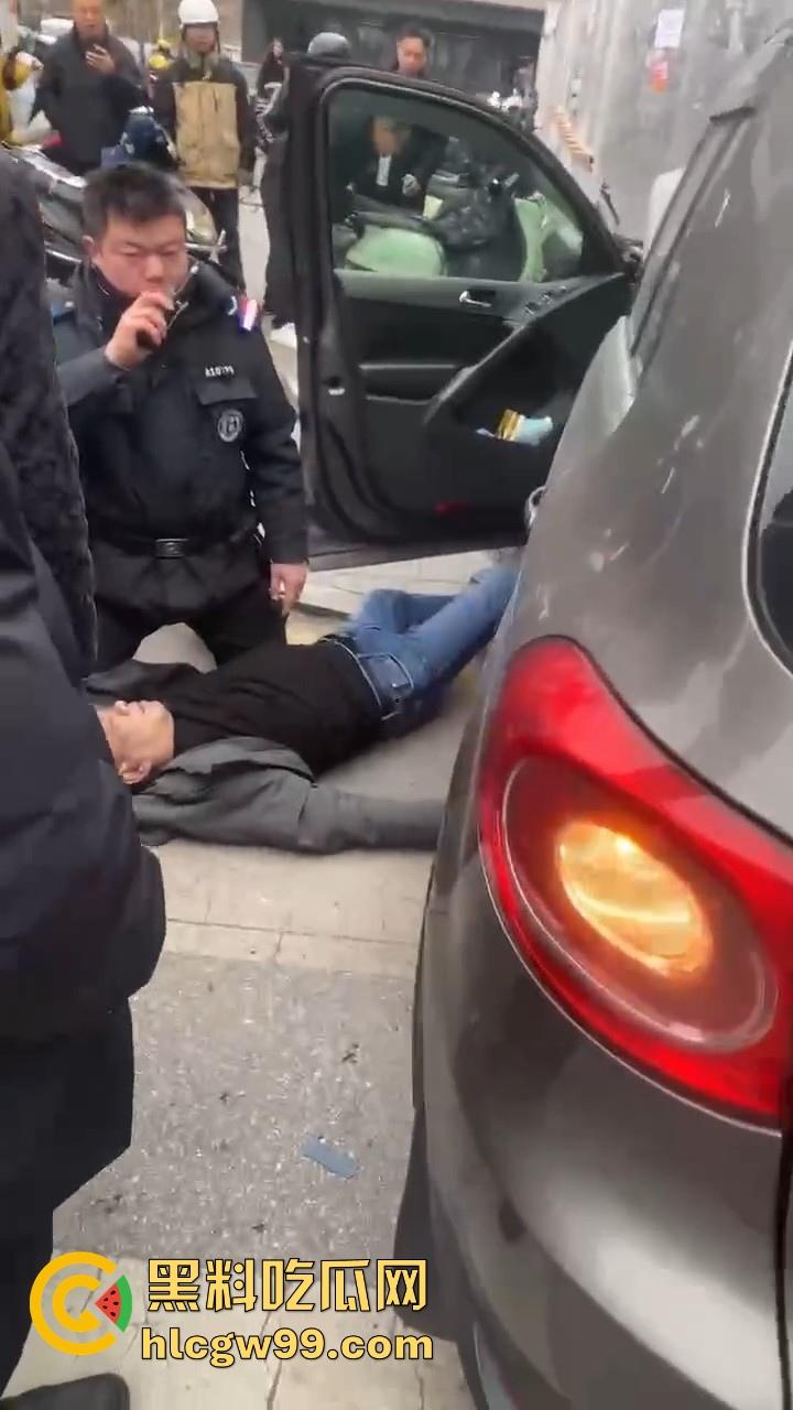 湖南长沙桂花公园地铁站一辆汽车突然闯红灯冲撞行人，人直接躺在地上不动了 头破血流，不会又是报复社会吧！-11