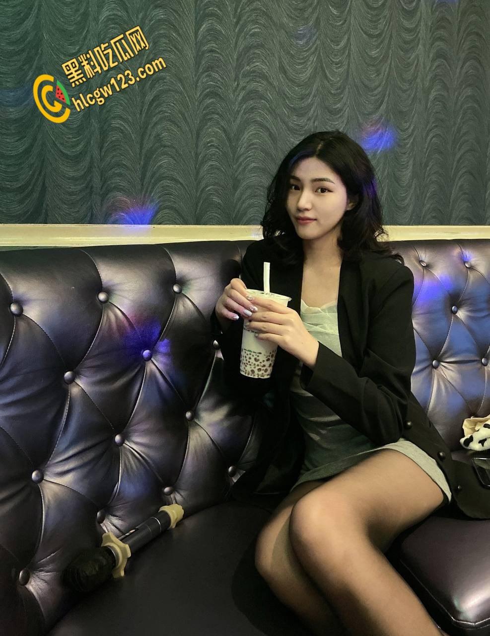 高冷学姐变骚浪母狗!黑白丝大长腿勾魂,富二代爆操后入,含着JB直流口水 !-1