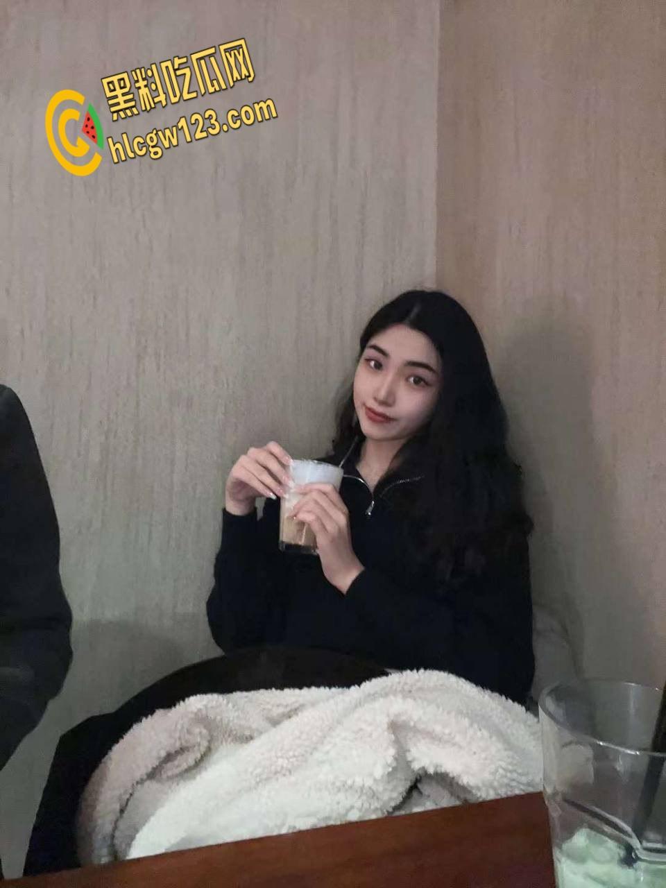 高冷学姐变骚浪母狗!黑白丝大长腿勾魂,富二代爆操后入,含着JB直流口水 !-2