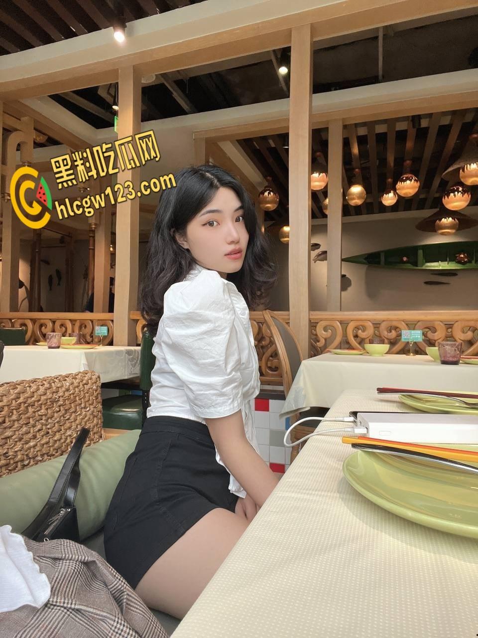 高冷学姐变骚浪母狗!黑白丝大长腿勾魂,富二代爆操后入,含着JB直流口水 !-5