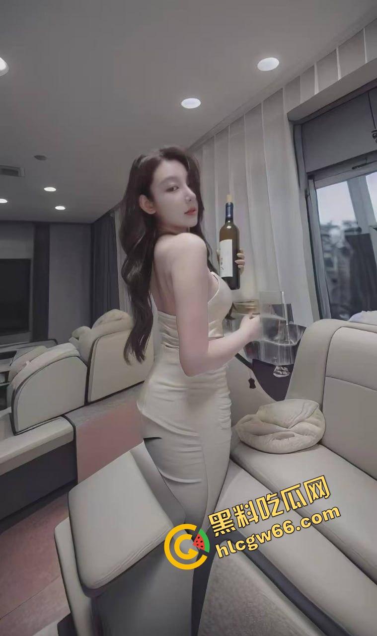 瓜友河南旅游顺路找了个伴游妹子，高铁还没到站就给口爆深喉，整节车厢都是她舔鸡巴的声音！-2