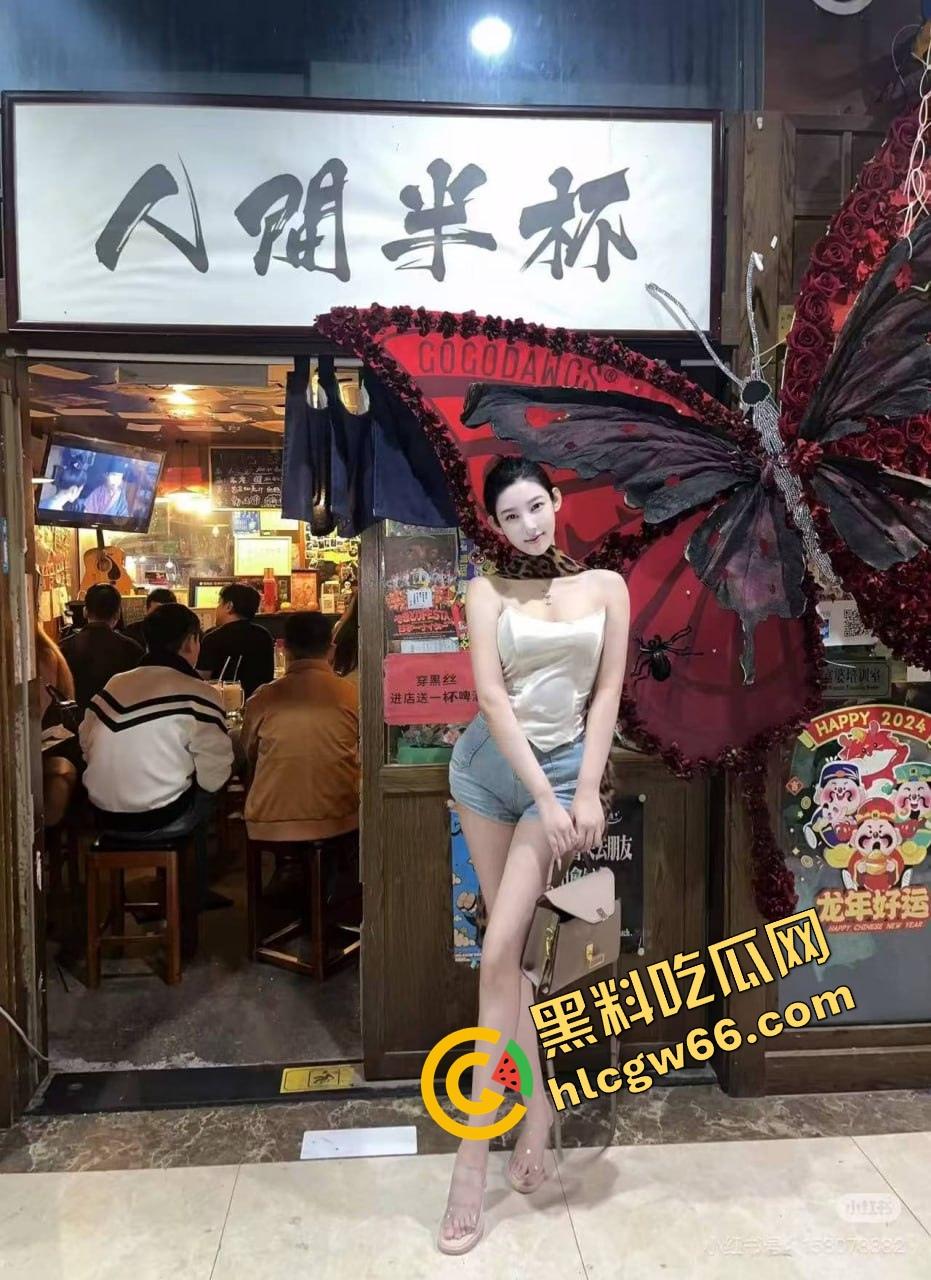 瓜友河南旅游顺路找了个伴游妹子，高铁还没到站就给口爆深喉，整节车厢都是她舔鸡巴的声音！-3