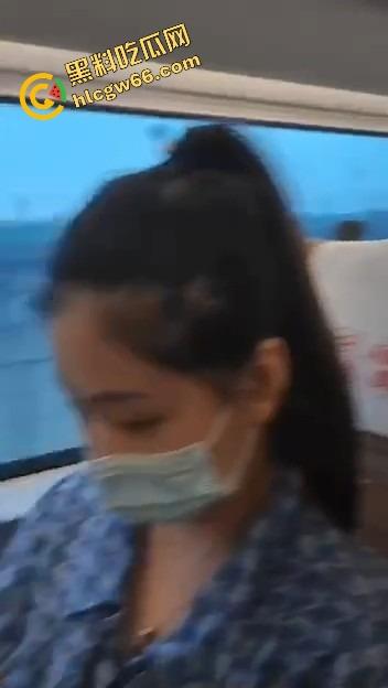 瓜友河南旅游顺路找了个伴游妹子，高铁还没到站就给口爆深喉，整节车厢都是她舔鸡巴的声音！-7