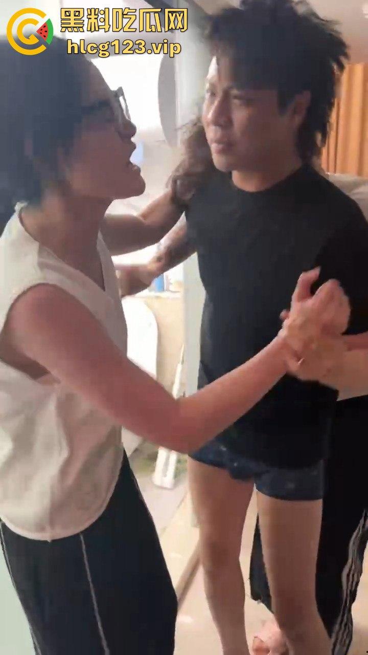 汕头知名男歌手【七万】出轨实锤!原配抓小三怒薅头发,七万护小三被骂软饭男!-5