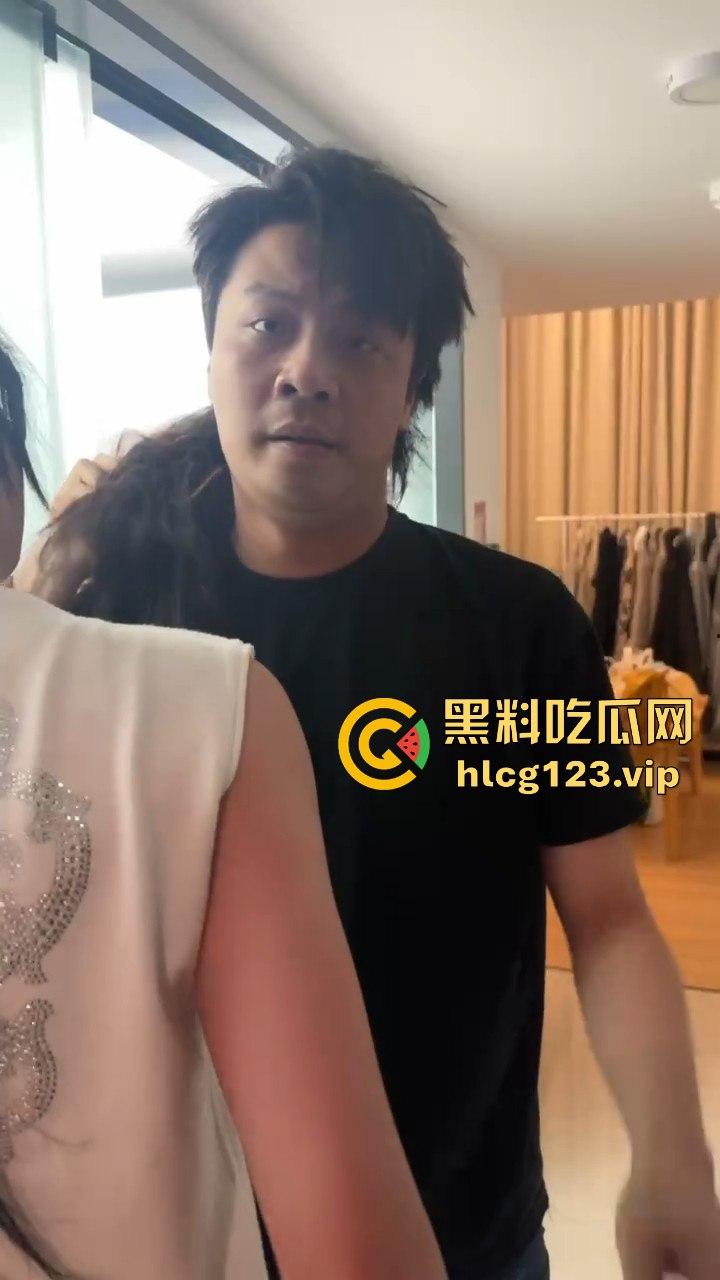 汕头知名男歌手【七万】出轨实锤!原配抓小三怒薅头发,七万护小三被骂软饭男!-6