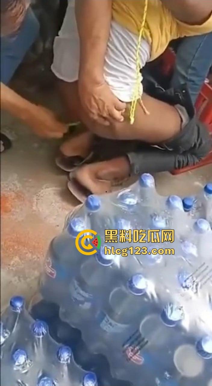 这才是捉奸惩罚的最高境界!吸管塞辣椒惩罚,阿三地球最抽象得国家名副其实!-6