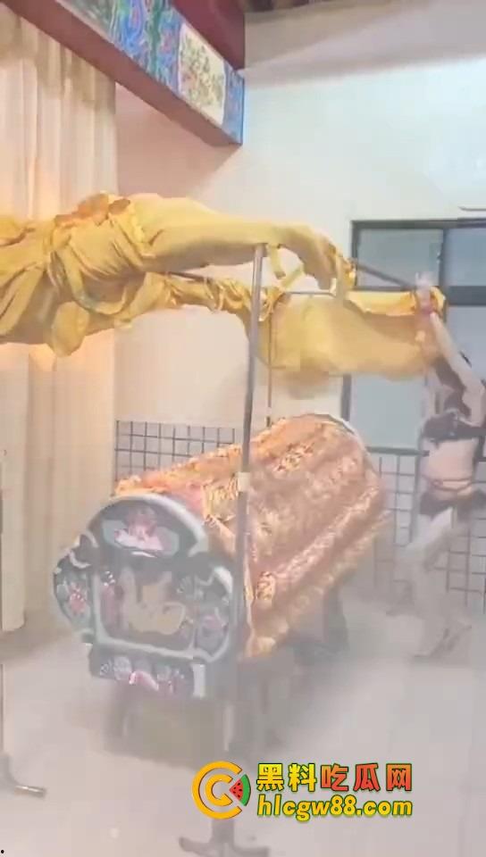 大哥葬礼最后蹦一次？唢呐吹丧比基尼热舞，酒吧风俗直接搬上灵堂，见棺发财诛邪退散！-8