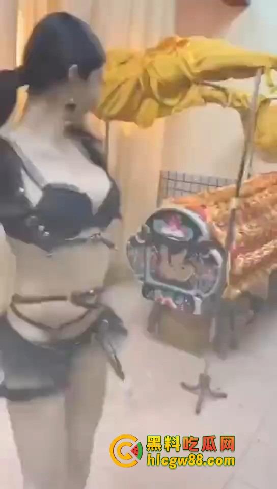 大哥葬礼最后蹦一次？唢呐吹丧比基尼热舞，酒吧风俗直接搬上灵堂，见棺发财诛邪退散！-9