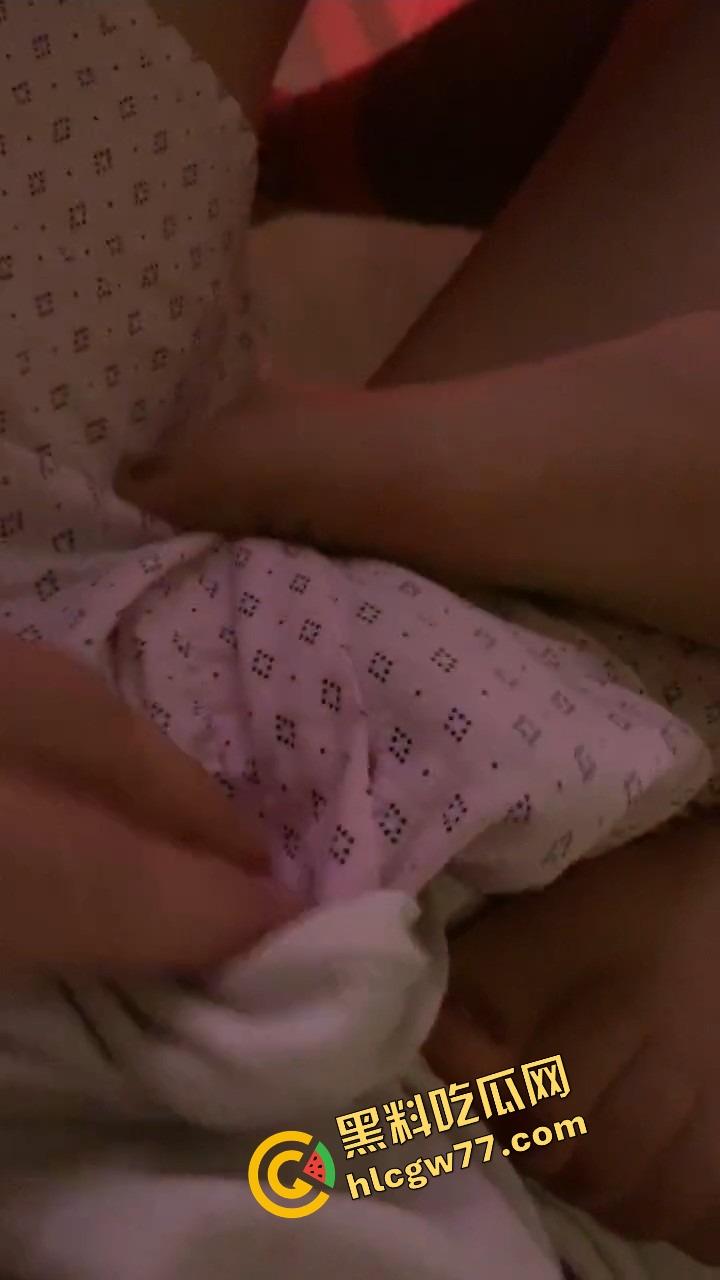 江西南昌瓜友真实投稿，朋友女友的闺蜜天天上我家看电影，我看她脚她让我舔逼，内射口爆全安排！-7