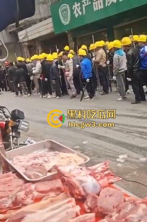 广西钟山县凤翔镇两村爆发大规模械斗。村民头戴安全帽手持钢管互殴，砖块漫天飞舞，场面堪比战场！-12