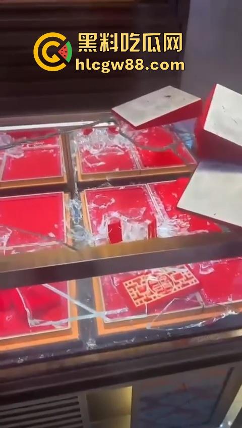 海南陵水新华街中国珠宝遭撬门进屋偷盗 大量黄金丢失 3名嫌犯以快速抓到1名到现场指认-3