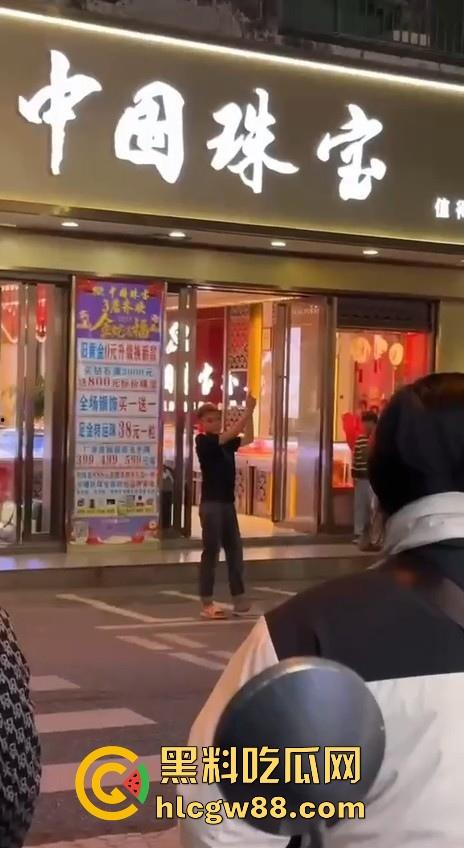 海南陵水新华街中国珠宝遭撬门进屋偷盗 大量黄金丢失 3名嫌犯以快速抓到1名到现场指认-5