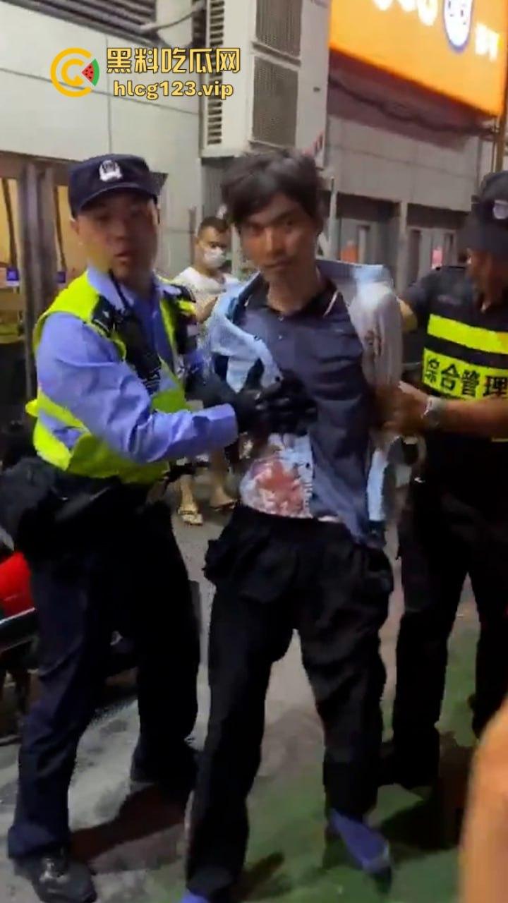 “古有双枪老太婆 现有双刀老太公”上海松江区庙前街沃尔玛商城发生随机砍人事件！目击第一现场！-14