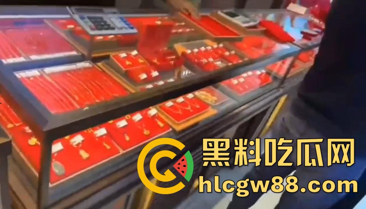 海南陵水新华街中国珠宝遭撬门进屋偷盗 大量黄金丢失 3名嫌犯以快速抓到1名到现场指认-12