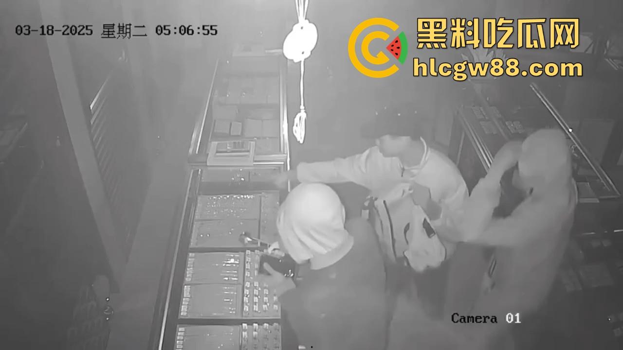 海南陵水新华街中国珠宝遭撬门进屋偷盗 大量黄金丢失 3名嫌犯以快速抓到1名到现场指认-14