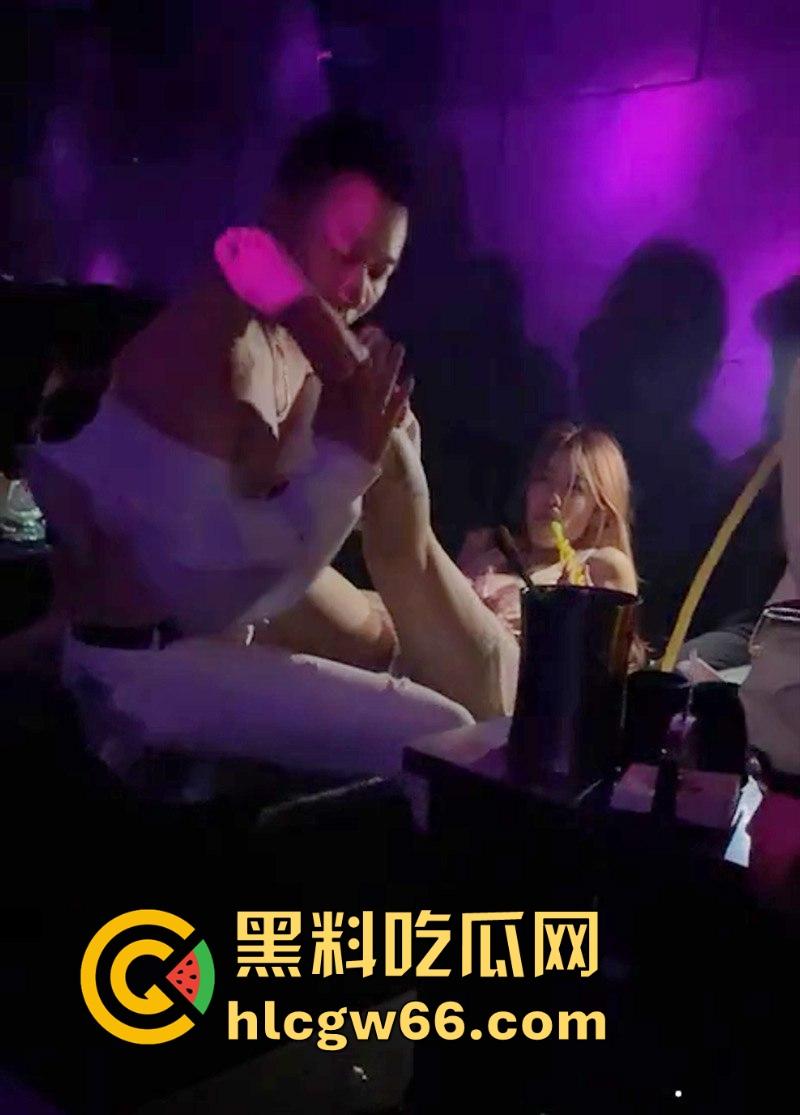 情侣酒吧溜冰 吸嗨后不顾旁人现场上演性爱诱惑 激烈打桩爆操女友嫩穴！-3