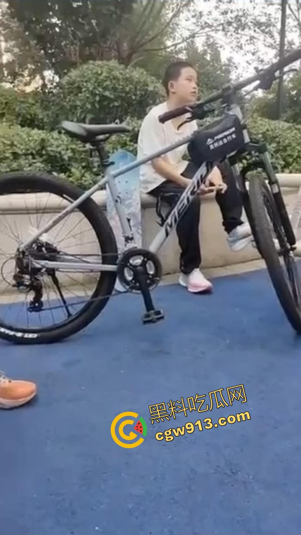 辽宁营口鲅鱼圈丧尽天良，3名成年人小区轮番殴打辱骂孩子，没健身区就撒气？真当无人敢管！-11