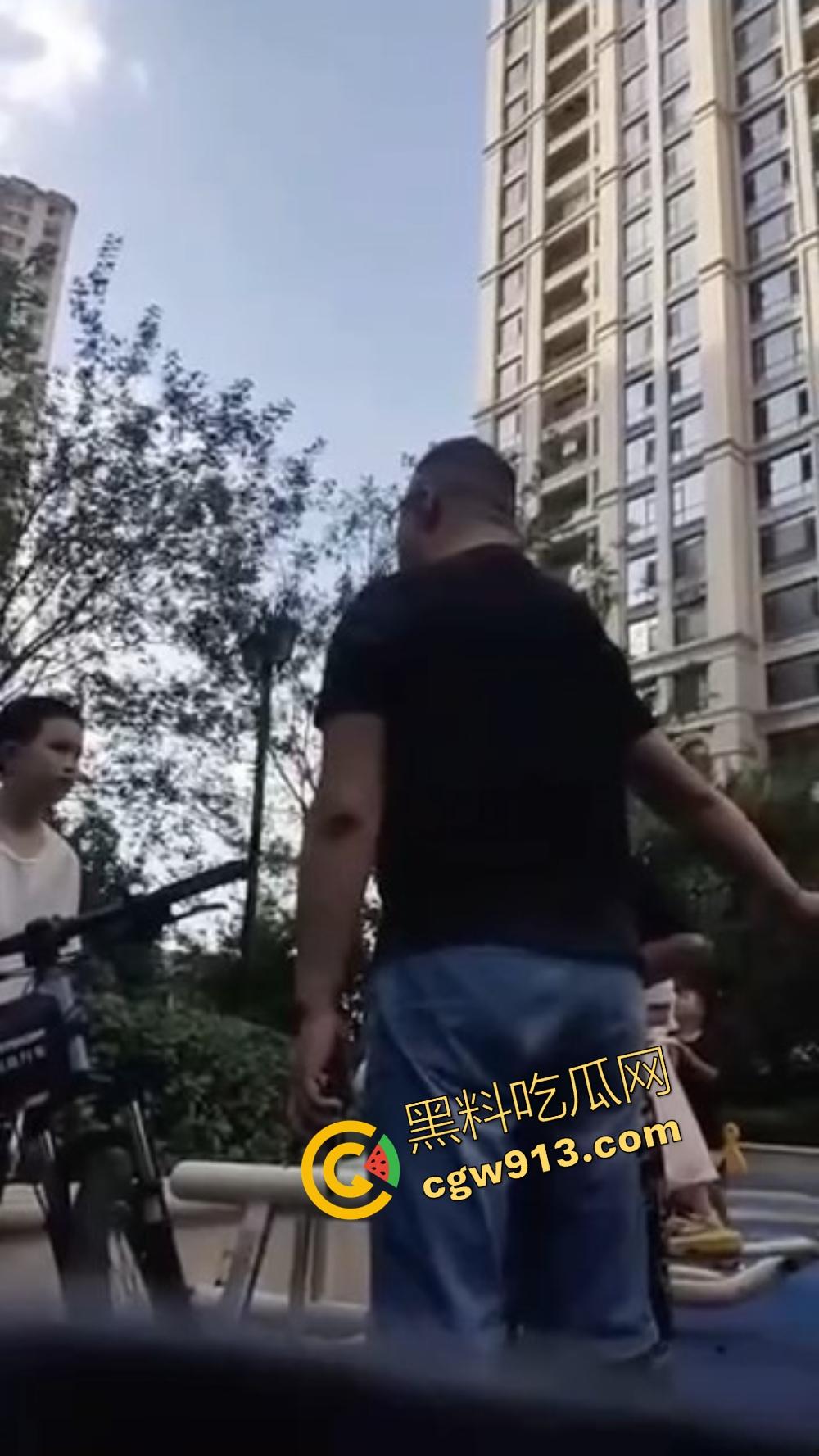 辽宁营口鲅鱼圈丧尽天良，3名成年人小区轮番殴打辱骂孩子，没健身区就撒气？真当无人敢管！-12