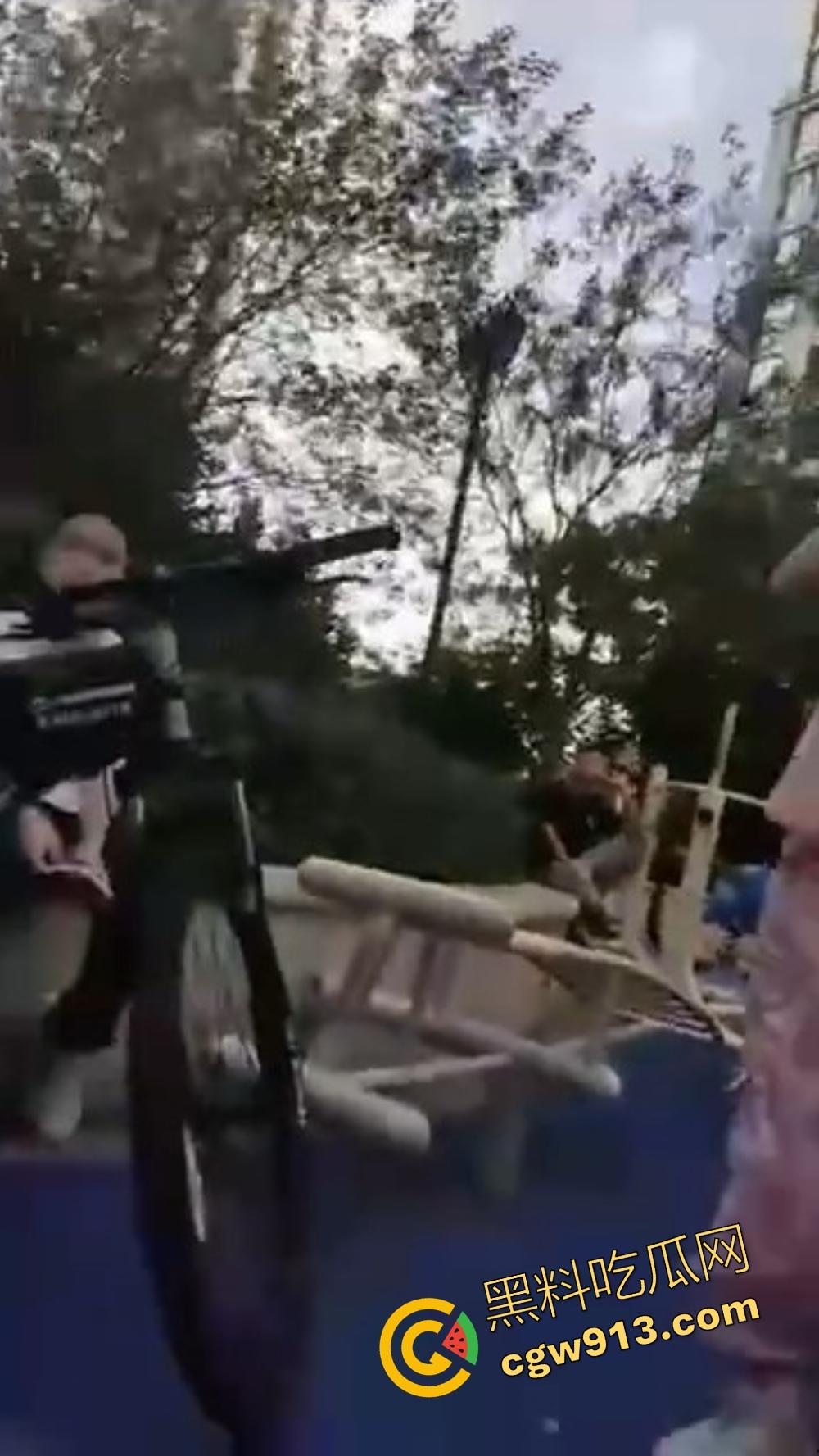 辽宁营口鲅鱼圈丧尽天良，3名成年人小区轮番殴打辱骂孩子，没健身区就撒气？真当无人敢管！-14