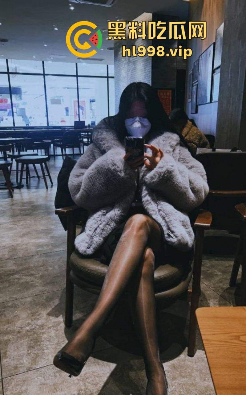 万人求的极品长腿人妻私拍来了！群交乱操，黑丝肉丝轮番上阵，十月『大魔王』放飞自我！-6