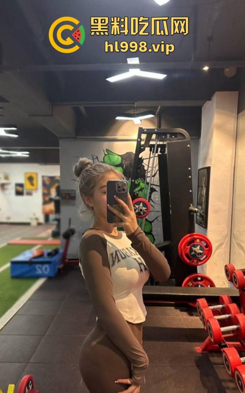 万人求的极品长腿人妻私拍来了！群交乱操，黑丝肉丝轮番上阵，十月『大魔王』放飞自我！-8