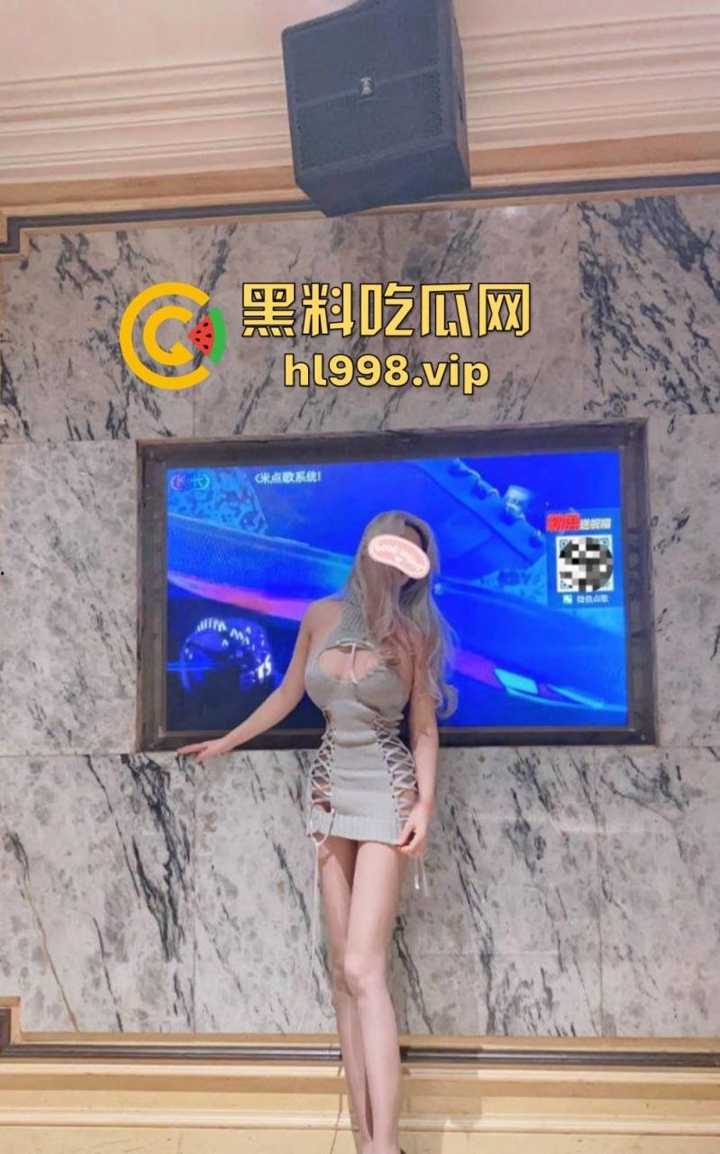 万人求的极品长腿人妻私拍来了！群交乱操，黑丝肉丝轮番上阵，十月『大魔王』放飞自我！-14