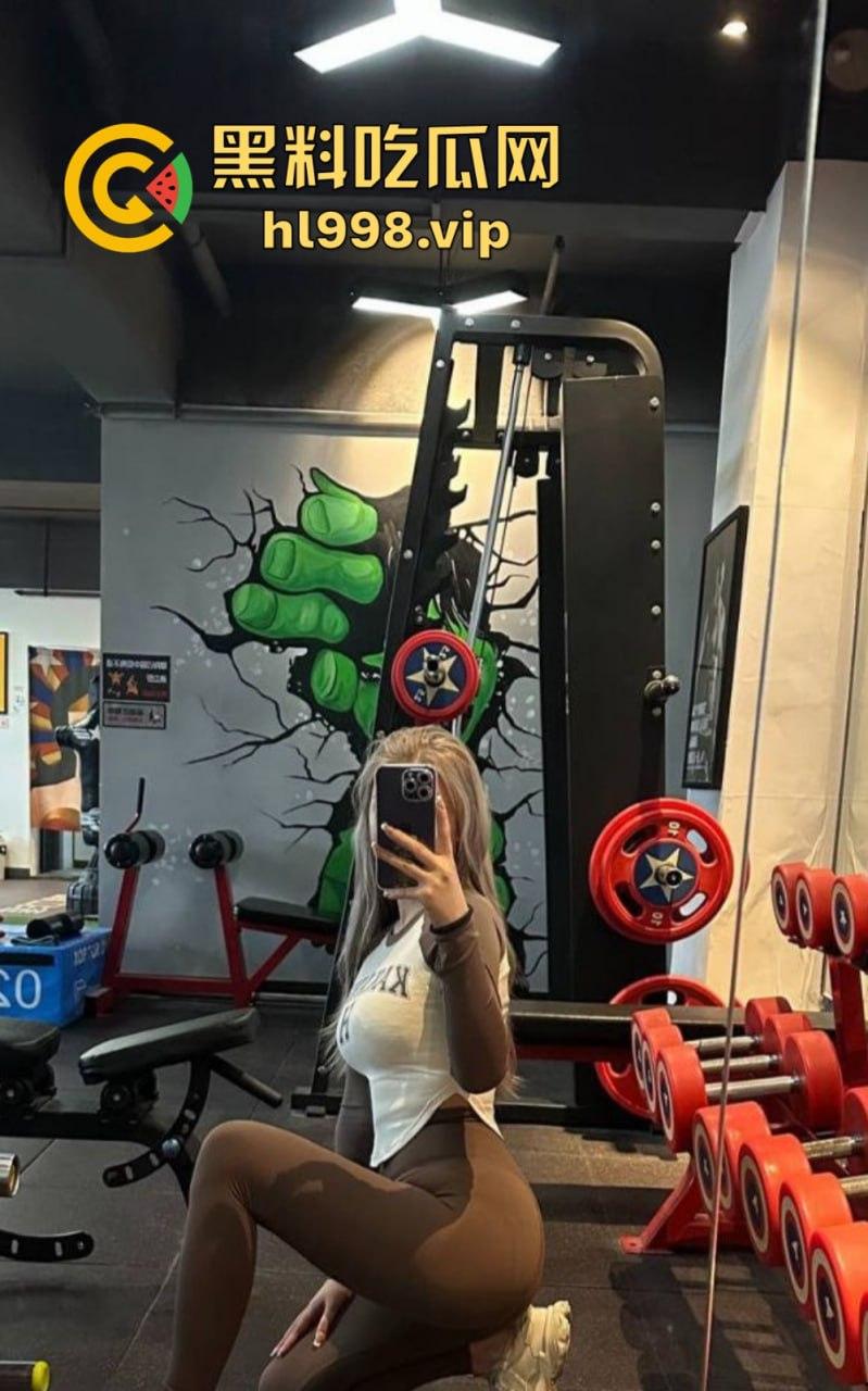 万人求的极品长腿人妻私拍来了！群交乱操，黑丝肉丝轮番上阵，十月『大魔王』放飞自我！-17