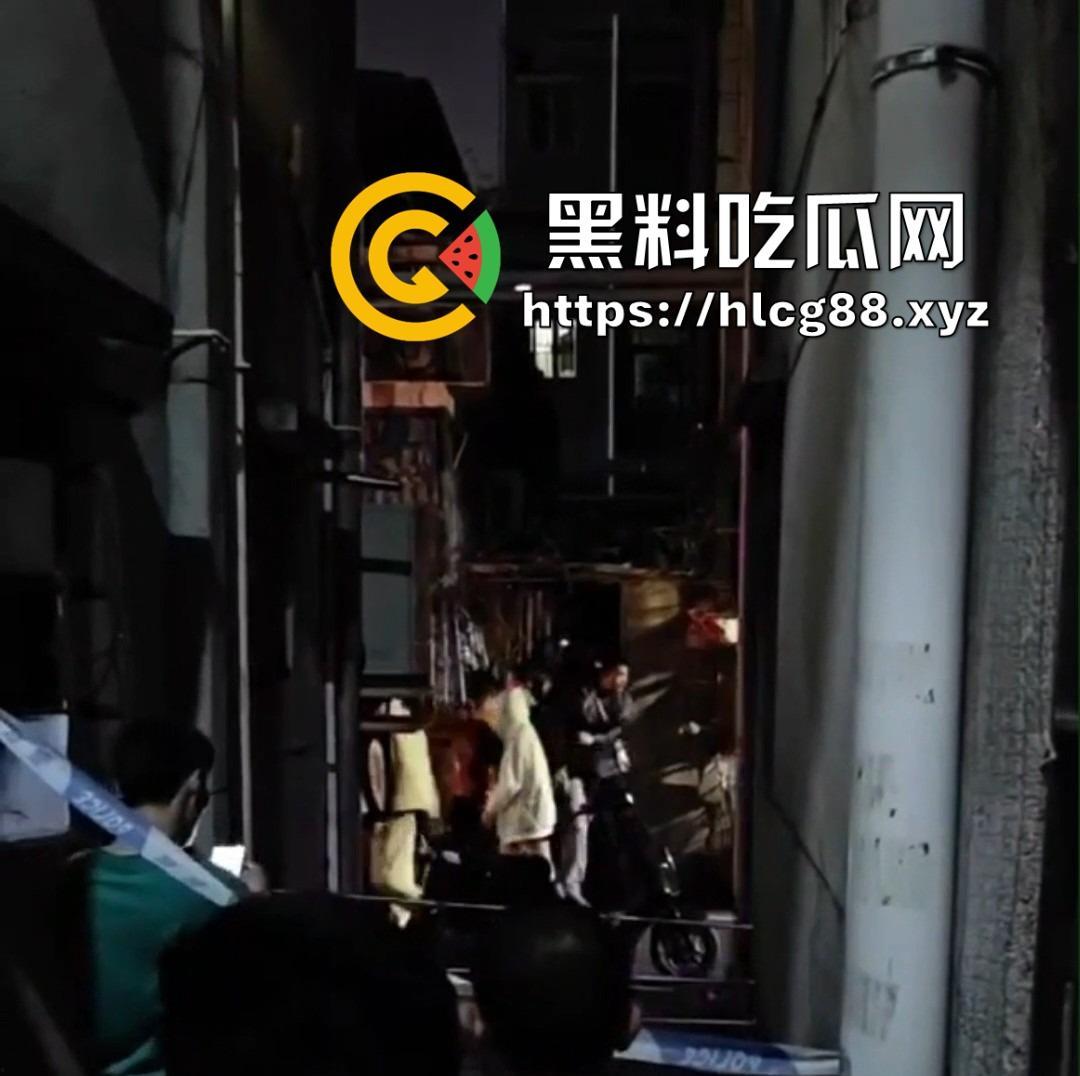 深圳龙岗东三村嫖客排队操嫩逼名鸡，扫街大神偷拍炸场，帽子叔叔硬着来抓！-10