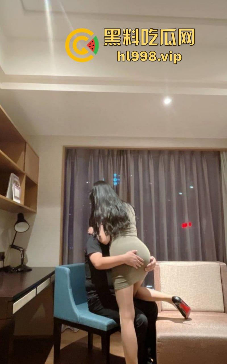 万人求的极品长腿人妻私拍来了！群交乱操，黑丝肉丝轮番上阵，十月『大魔王』放飞自我！-33