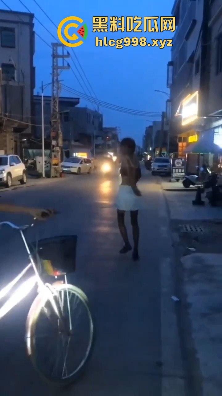 汕头女装大佬接受主人的变态任务，穿小裙子大街溜达回头率爆表！-6