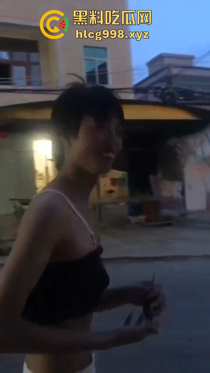 汕头女装大佬接受主人的变态任务，穿小裙子大街溜达回头率爆表！-7