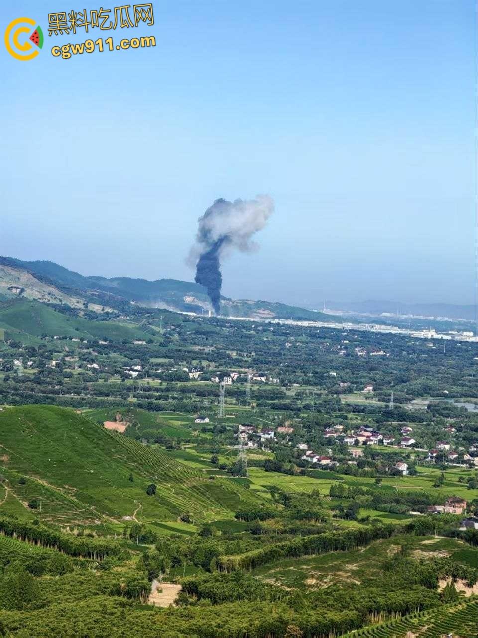 长兴和平大川化工厂爆炸现场，厂区被炸得稀烂，浓烟滚滚碎片乱飞，附近房屋天花板都炸飞了！-3